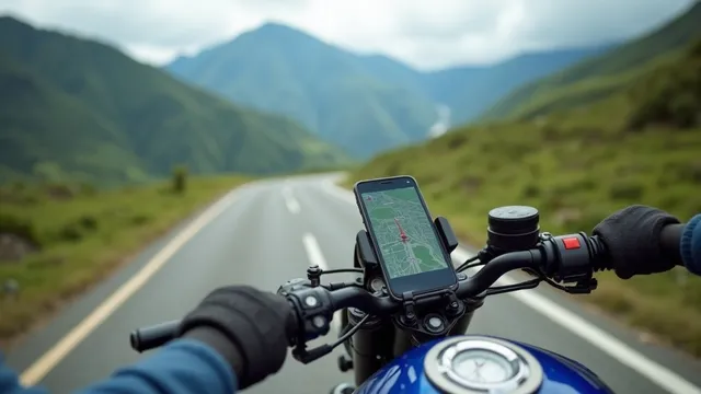 Smartphone con app de navegación GPS montado en soporte de manillar de moto en carretera de montaña de Guatemala
