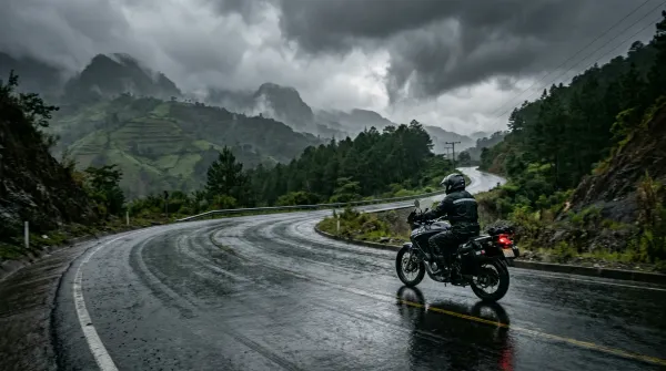 Moto con neumáticos de lluvia circulando en carretera mojada de Guatemala durante temporada de invierno con equipamiento impermeable