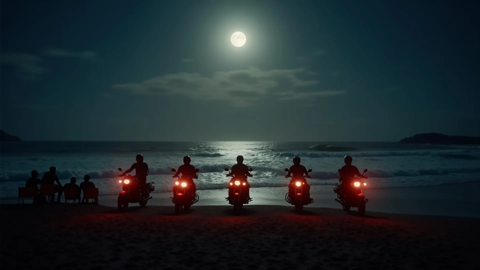Motos estacionadas en playa de arena negra de Monterrico Guatemala con luna llena reflejada en el Océano Pacífico de noche
