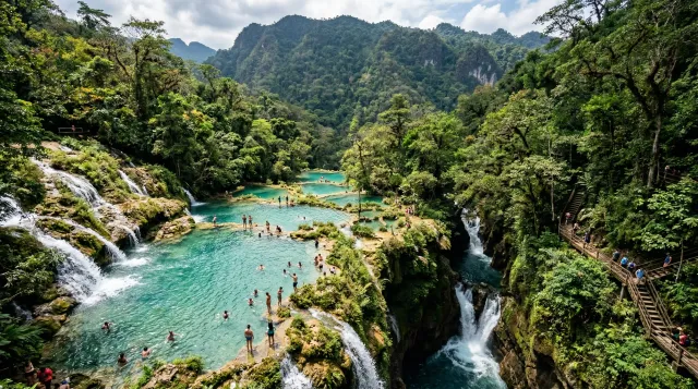 Piscinas naturales turquesas de Semuc Champey en Alta Verapaz Guatemala con moto estacionada cerca del río Cahabón